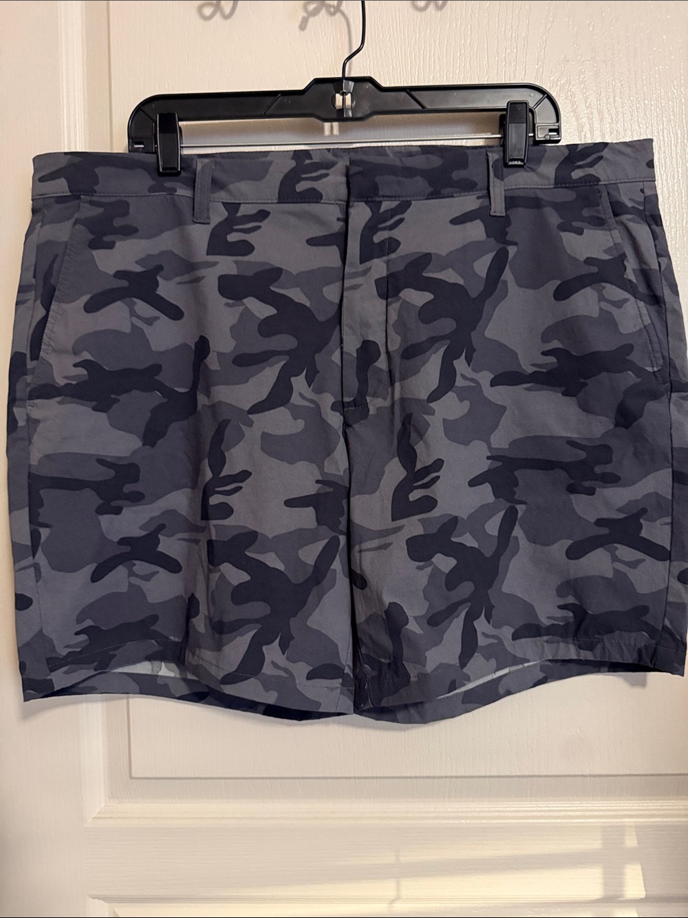 Goodthreads Mens Slim-Fit 9" Flat-Front Comfort Stretch Chino Short Grey camo 40